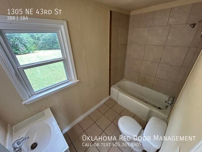 Foto del edificio - 1305 NE 43rd St