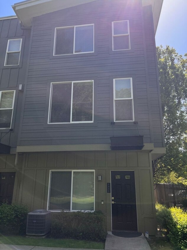 Foto principal - Move-In Ready Beaverton Gem with Attached ...
