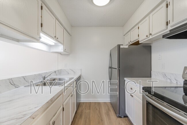 Building Photo - 2539 Stockbridge Dr