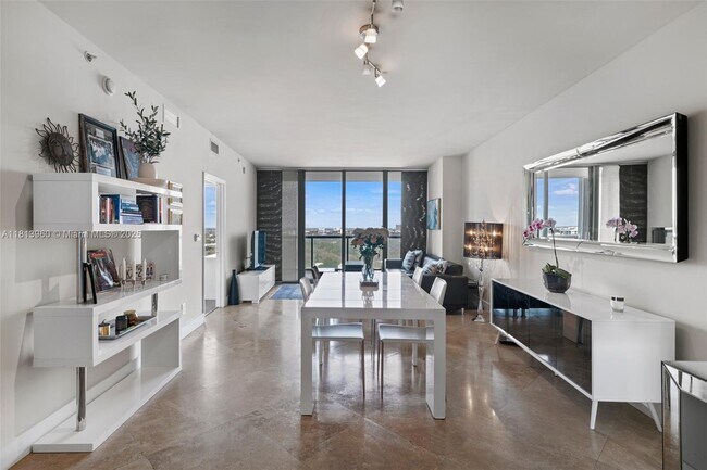 Foto del edificio - 601 NE 36th St