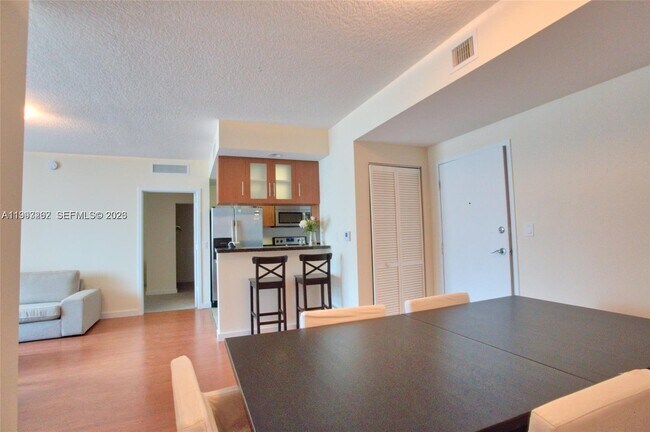 Foto del edificio - 601 NE 23rd St