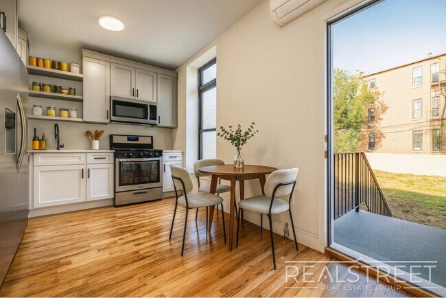 Foto del edificio - Charming 2 Bed 1.5 Bath Upper Duplex in Bushwick with Garden