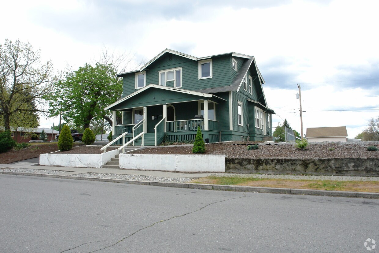 Building Photo - 807 W Augusta Ave