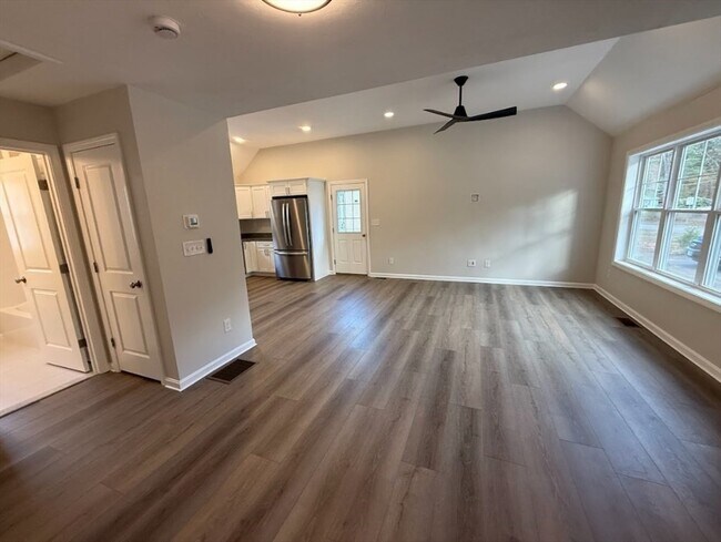 Building Photo - 265 Dunstable Rd