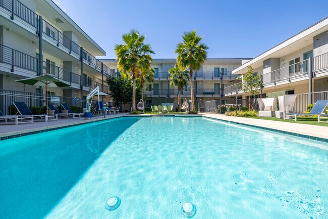Piscina estilo resort - The 89 on Hayden Apartments