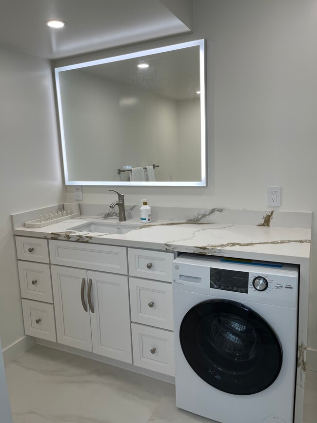 Building Photo - 633 Rocca Ave