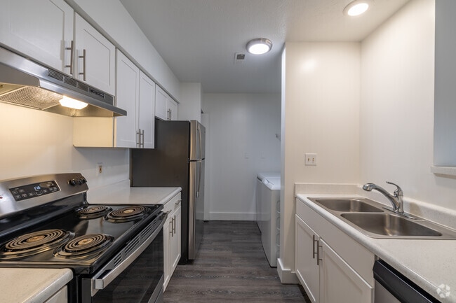 1BR, 1BA - 700SF - Kitchen - Lighthouse Estates