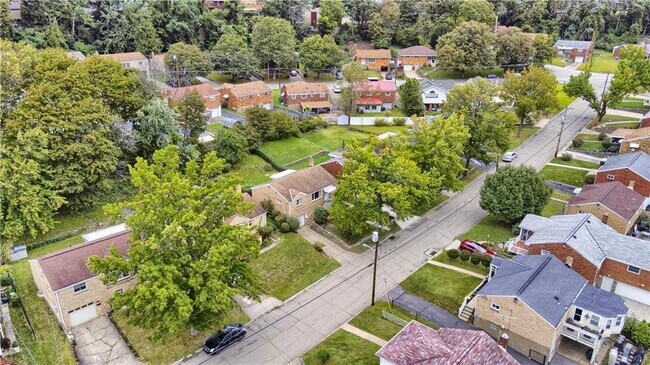 Photo - 1340 Kinmount St House