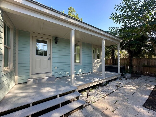 Building Photo - Charming Private Carriage Home in Downtown...