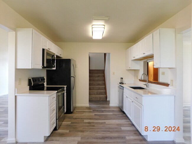 Building Photo - 1461 Thamesford Dr