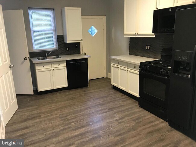 Foto del edificio - 832 Hutton St
