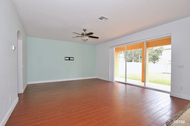 Foto del edificio - Beautiful 4/2.5 Corner Lot Home with a 2 C...