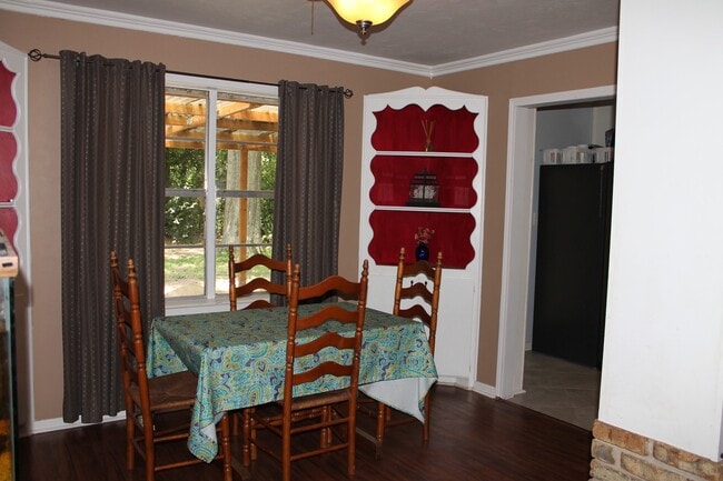 Breakfast room on the the kitchen - 730 Dezso Dr