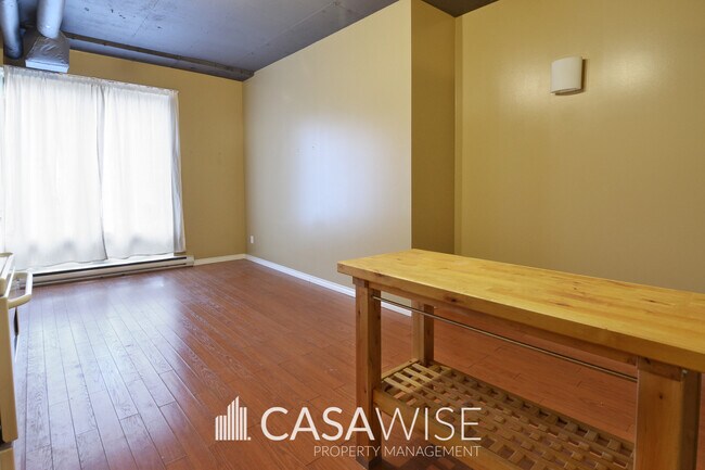 Photo du bâtiment - 10024-10024 Jasper Ave