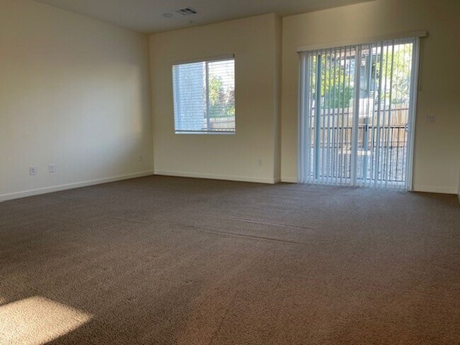 Building Photo - Beautiful Townhome Available Now!