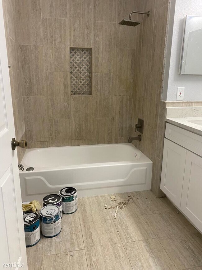 Foto del edificio - 1 br, 1 bath Condo - 8849 Latrec Avenue 4212