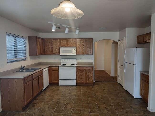 Building Photo - 3 Bedroom - 2 Bath - 2 Car Garage - Green Valley, AZ