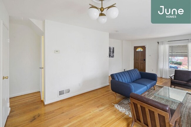 Building Photo - Queen room in 4-bed/2.5-bath Home