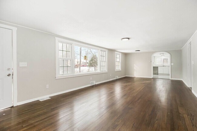 Building Photo - Spacious 5-Bedroom Home in Independence, M...