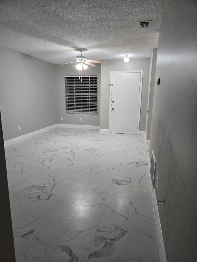 Foto del edificio - ALAFAYA 2 BEDROOM, 2 BATHROOM MULTIPLEX UNIT