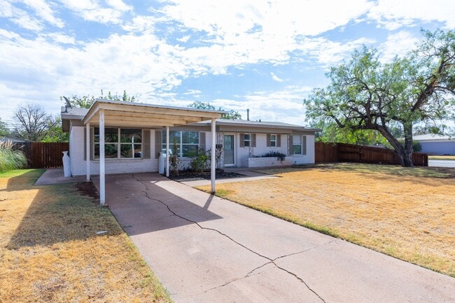 Building Photo - 633 S La Salle Dr