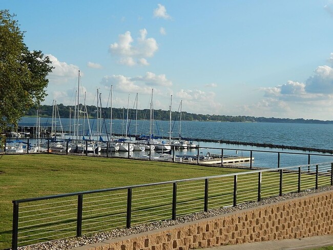 Building Photo - Beautiful Condo Overlooking Lake Ray Hubba...