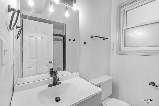 Building Photo - 1528 W Chestnut St