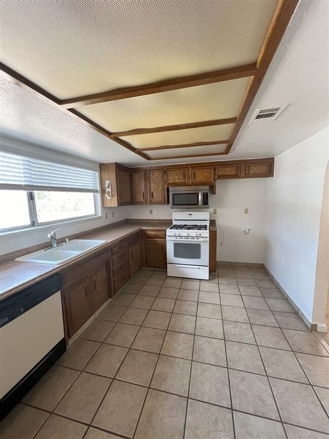 Building Photo - Call Vaughn Realty Property Management (76...