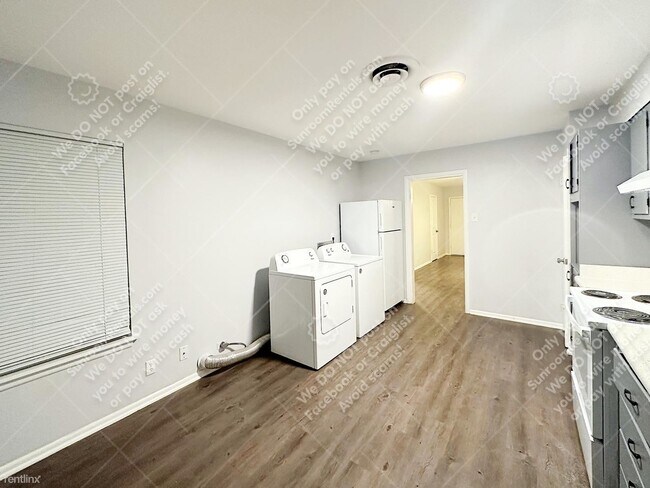 Foto del edificio - 2 br, 1 bath Duplex - 254 Sunnyland Dr