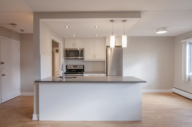 Building Photo - 705 Boulevard Churchill