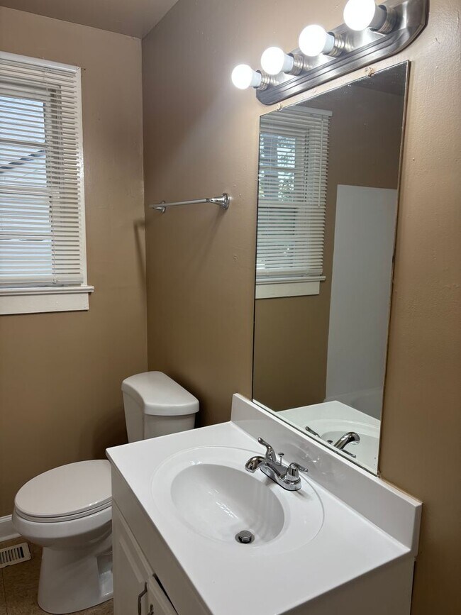 Foto del edificio - 221 Pleasant Ridge Ave