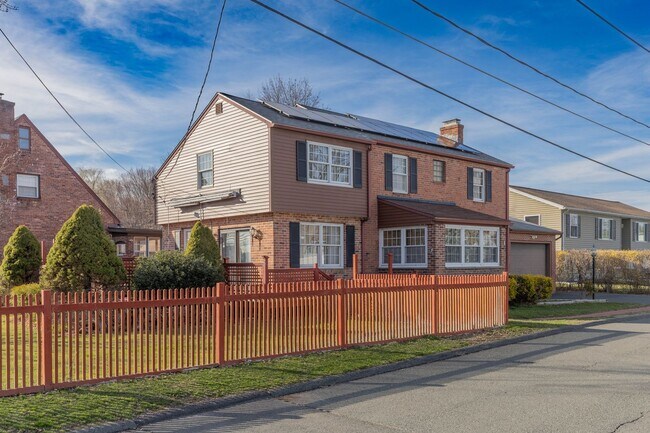 Building Photo - Spacious 3 Bedroom Colonial