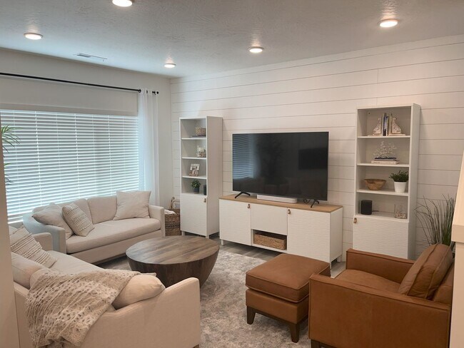 Building Photo - 3 Bedroom Home In Desert Color!