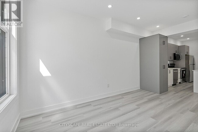 Building Photo - 587 Oakwood Ave