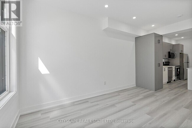 Photo du bâtiment - 587 Oakwood Ave