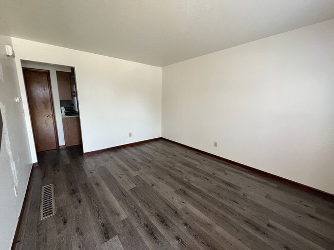Building Photo - 515-A S Silverwood Lane