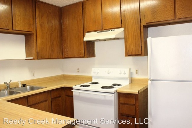 Building Photo - 2 br, 1 bath House - 2032 Oakwood Court