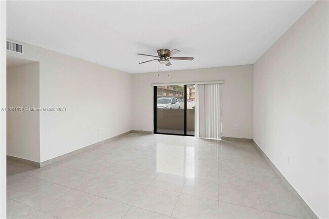 Building Photo - 10431 N Kendall Dr
