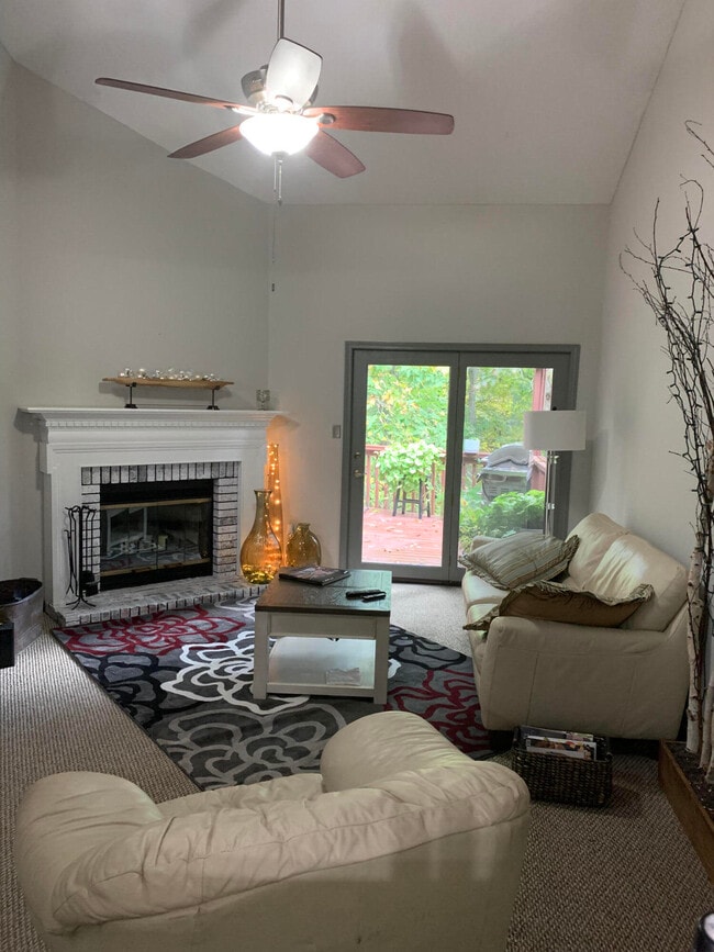 Foto del edificio - 109 Hollyridge Ln