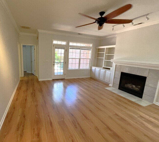 Foto del edificio - Merestone 1 level brick patio home. 2 Car garage, walk to The Point Shopping, restaurants and mov...