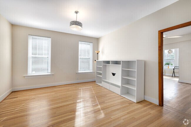 2E 3 habitaciones, 1 baño - 1300 pies cuadrados - Sala de estar - 6273 Delmar Blvd