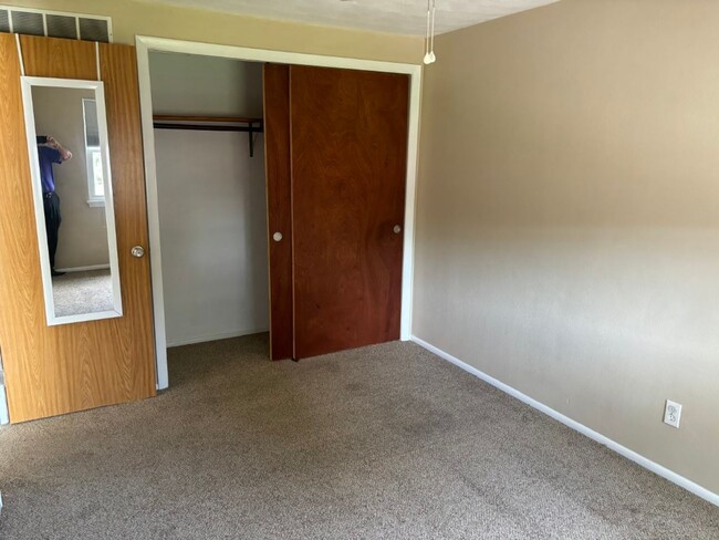 Building Photo - Fairview 5806-5810