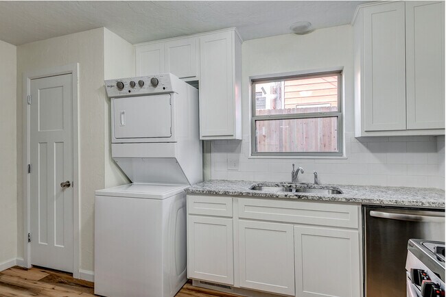 Building Photo - 214 W Maple Ave