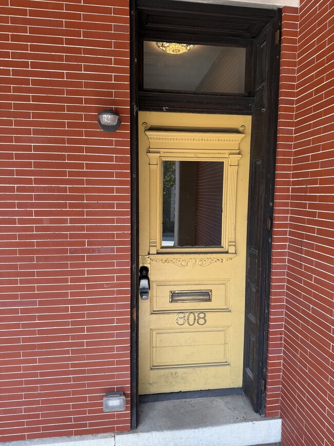 Building Photo - 808 Main St