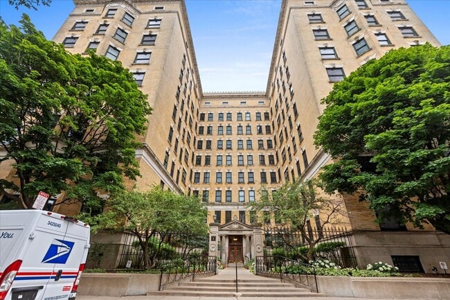 Building Photo - 559 W Surf St