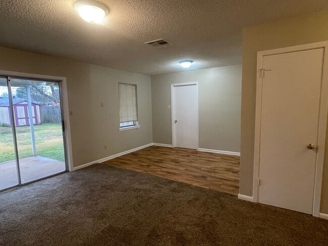 Building Photo - Don’t Miss Out! Move in Ready!