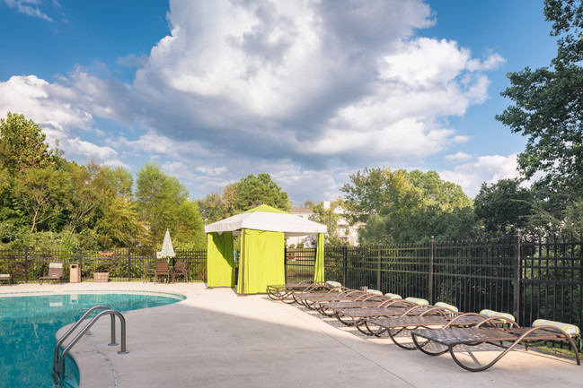 Salón junto a la piscina - Kings Pointe Apartments