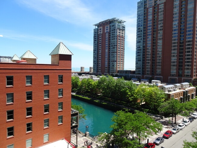 Building Photo - 480 N McClurg Ct