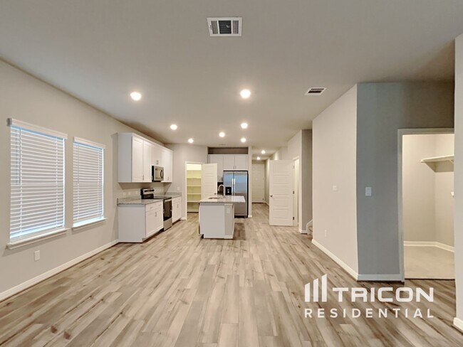 Foto del edificio - 13630 Paxton Blvd