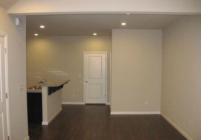 Foto del edificio - Spacious 3-Bedroom, 2.5-Bath Townhome in S...